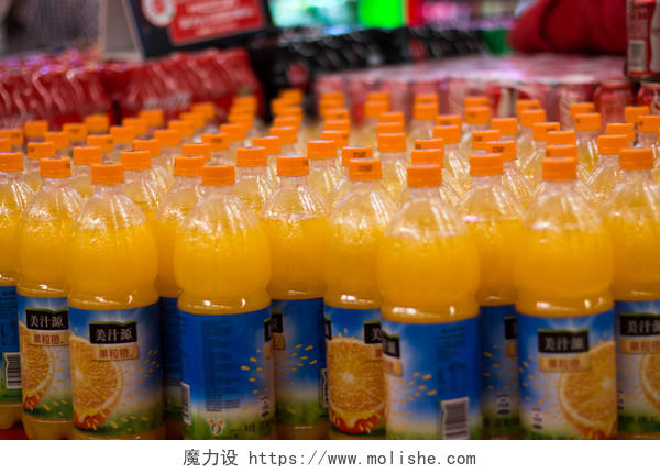 超市货架上的饮料背景图片